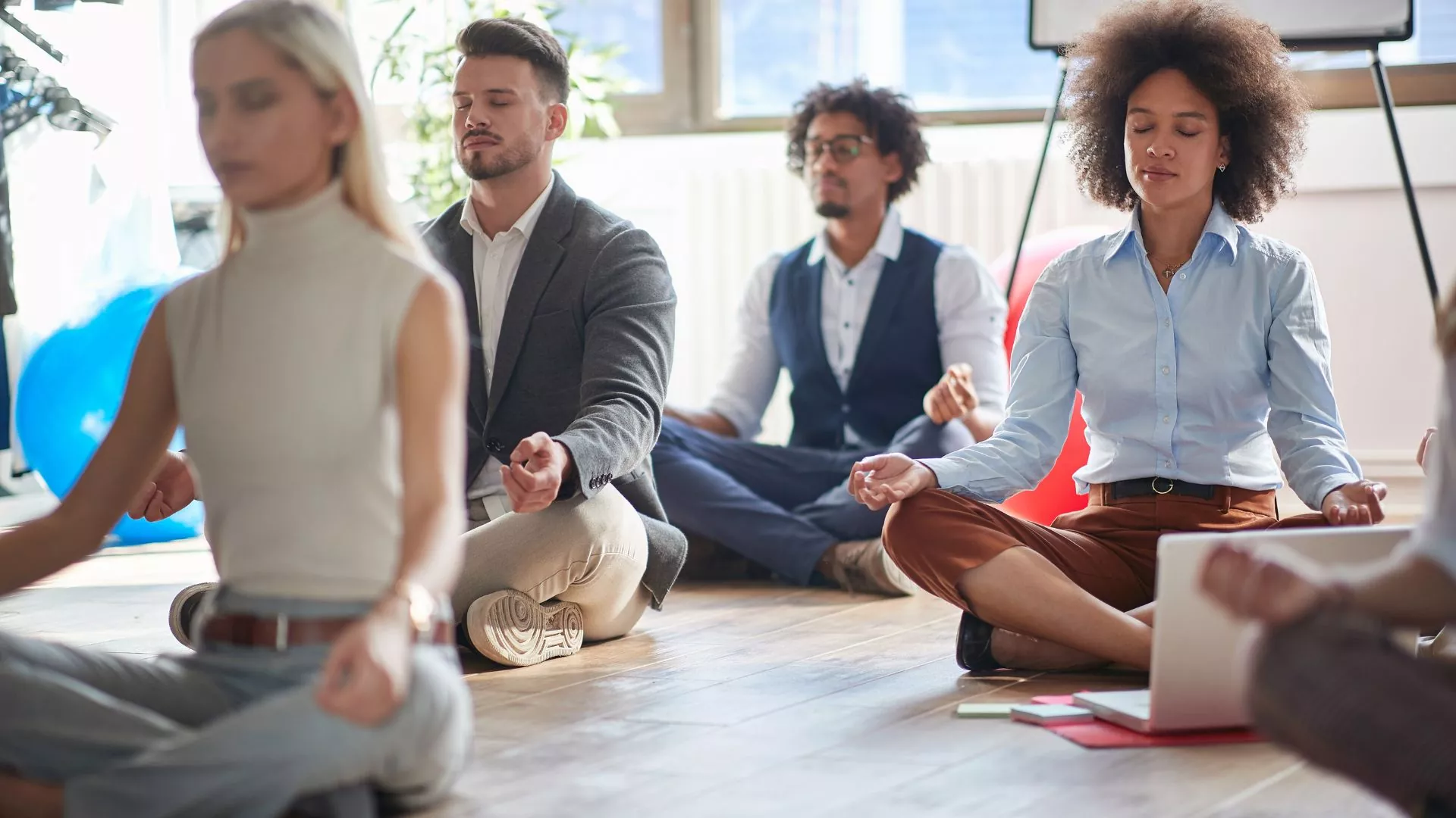 Mindfulness at Work: A Practical Guide to Reducing Stress and Boosting Productivity 4 Benefits of Mindfulness in the Workplace