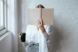 How to Become a Minimalist: A Practical Guide to Living with Less