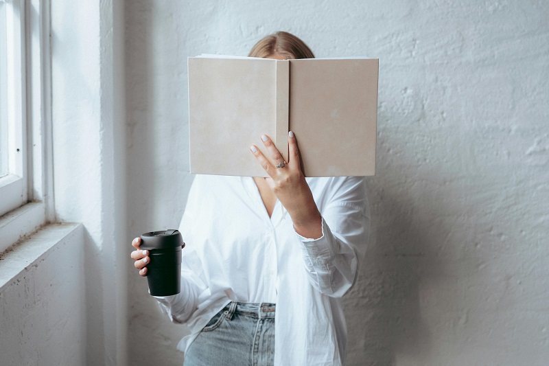 How to Become a Minimalist: A Practical Guide to Living with Less